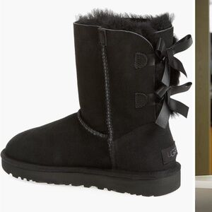 UGG Bailey Bow II, Size 8